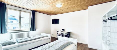 Een bureau, een laptopwerkplek, gratis wifi