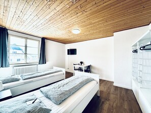 Desk, laptop workspace, free WiFi - ZIMMERzuVERMIETEN.ch Flumenthal SO (Flumenthal)