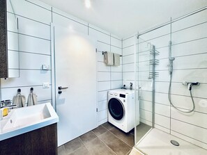 Business Apartment | Badrum | Hårtork, handdukar, tvål och schampo
