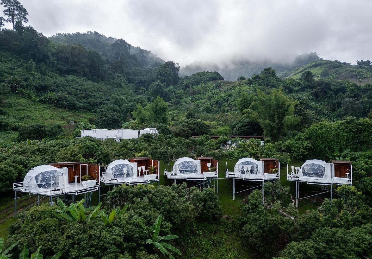 Vista frontal de la propiedad