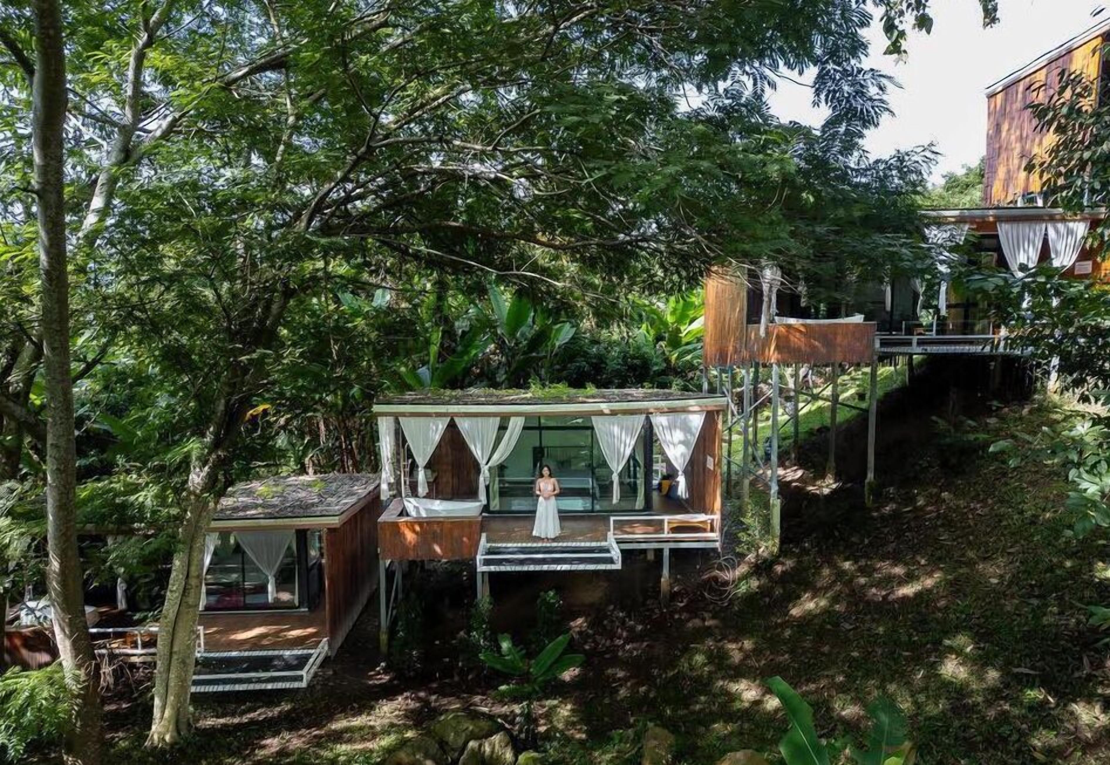 Basic House, Lanai, River View