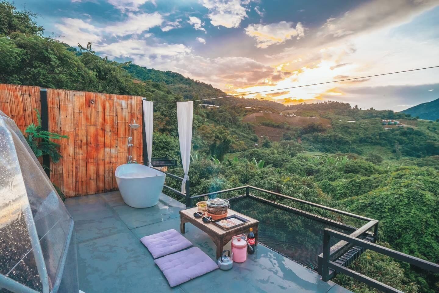 客房, 1 张大床, 外廊, 山景 | 客房内用餐