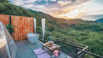 Kamer, 1 queensize bed, veranda, uitzicht op bergen | Dineren in de kamer