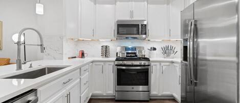 Réfrigérateur, four à micro-ondes, un four, surface de cuisson