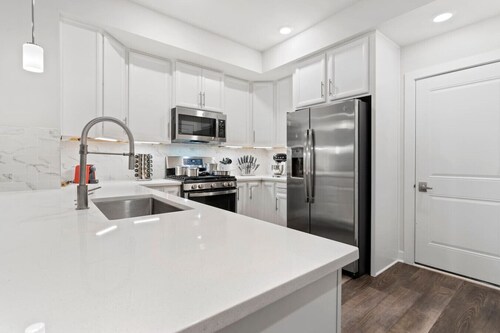 Upscale+Private Home 3 BEDR+3 BTH, Kitchen, Garage