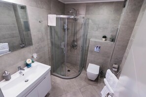 Haartrockner, Handtücher, Seife, Toilettenpapier