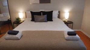 1 bedroom, iron/ironing board, travel cot, WiFi - Recharge in This Charming 1BR Apt (Arlington Heights)
