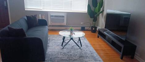 Una televisión, una oficina