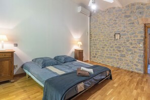 5 bedrooms, iron/ironing board