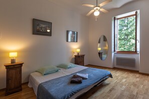 5 Schlafzimmer, Bügeleisen/Bügelbrett