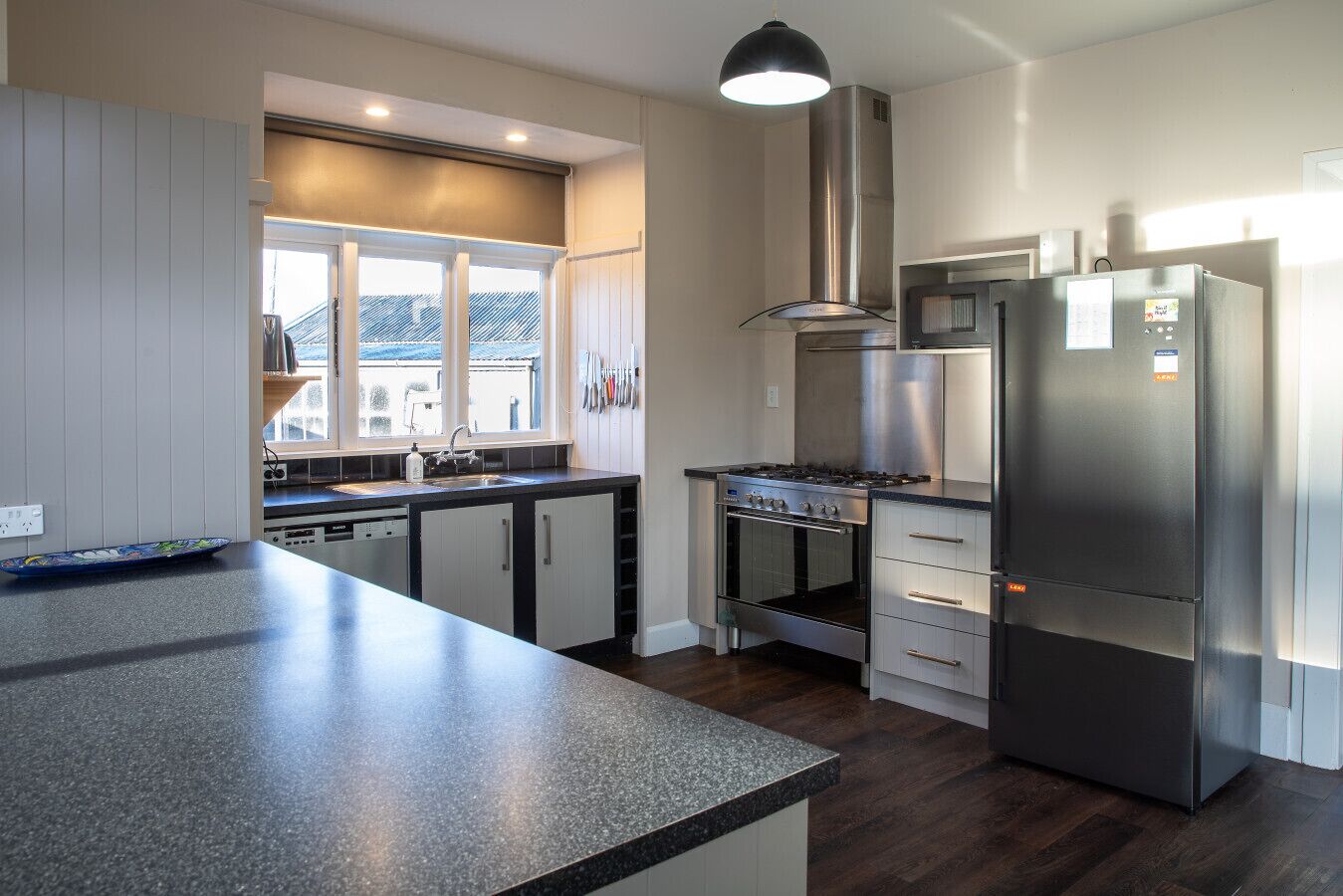 Jääkaappi, mikroaaltouuni, uuni, liesi