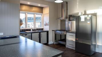 Jääkaappi, mikroaaltouuni, uuni, liesi