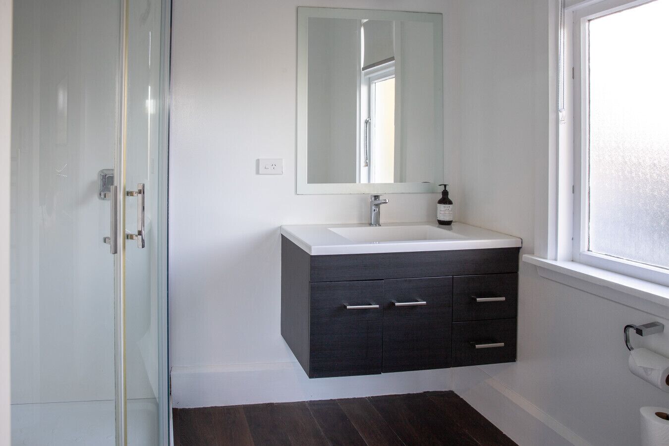 Secador de cabelo, toalhas de banho