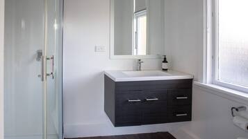 Secador de cabelo, toalhas de banho