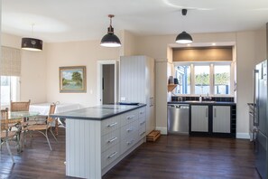 Frigorífic, microones, forn i placa de cuina