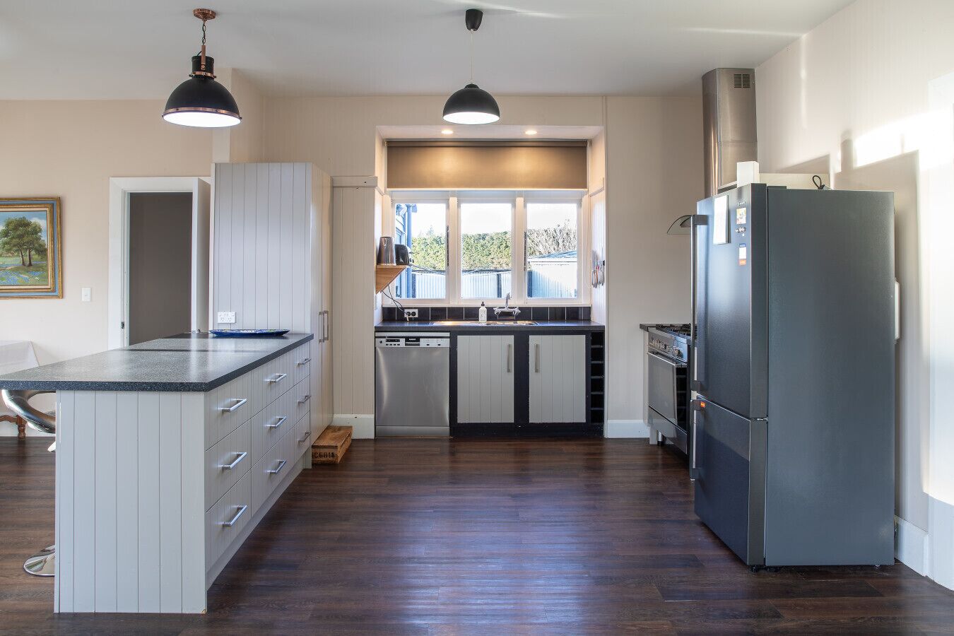 Frigorífico, microondas, horno y placa de cocina