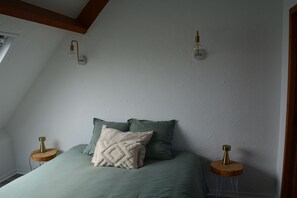 2 bedrooms, iron/ironing board, bed sheets