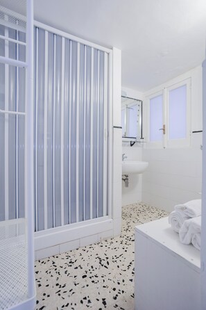 Deluxe Apartment, Patio | Bathroom - Oceano & Mare Apartments  (Trapani)