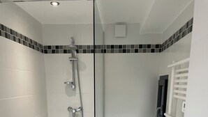 A modern bathroom with a glass-enclosed shower, a white toilet, and a white sink. - Studio rental (minimum 2 nights). (Béziers)