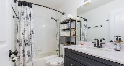 Welcome to Mountain Getaway in this cozy 4 bed 3 bath home.