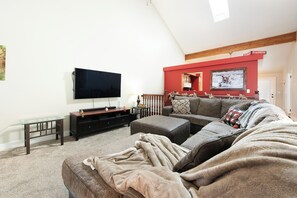 Smart-tv, dvd-spelare, böcker och ett filmbibliotek