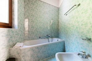 Haartrockner, Bidet, Handtücher, Seife