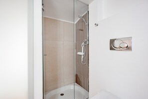 Douche, sèche-cheveux, serviettes fournies