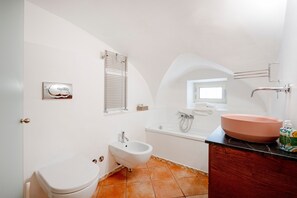 Douche, sèche-cheveux, serviettes fournies