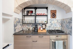 Frigorifero, microonde, forno, piano cottura