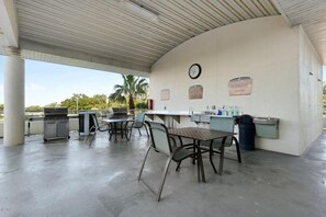 تناول الطعام بالخ�ارج