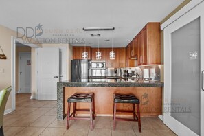 Kylskåp, mikrovågsugn, ugn och spishäll