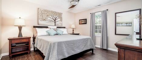 3 habitaciones, escritorio y tabla de planchar con plancha