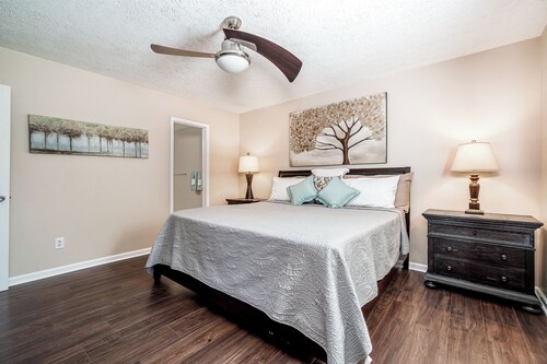 Comfortable 3 Bedroom Home with King Suite, Pool Table & Fenced Yard