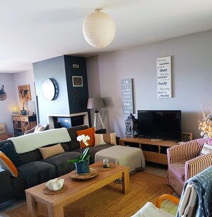 Smart-tv, pejs, bordtennisbord, bøger
