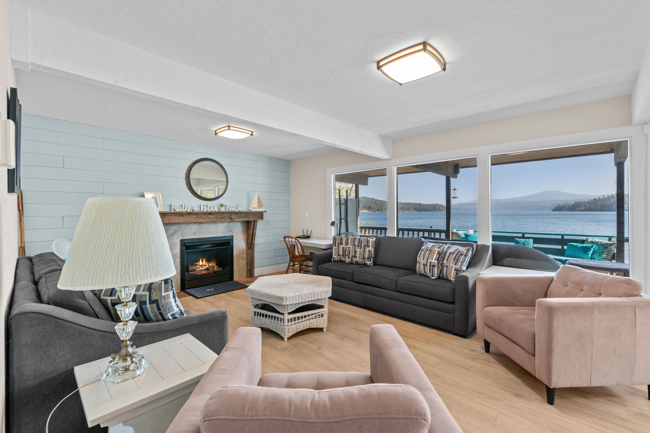 Télévision, cheminée, livres