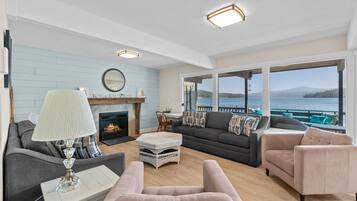 Télévision, cheminée, livres