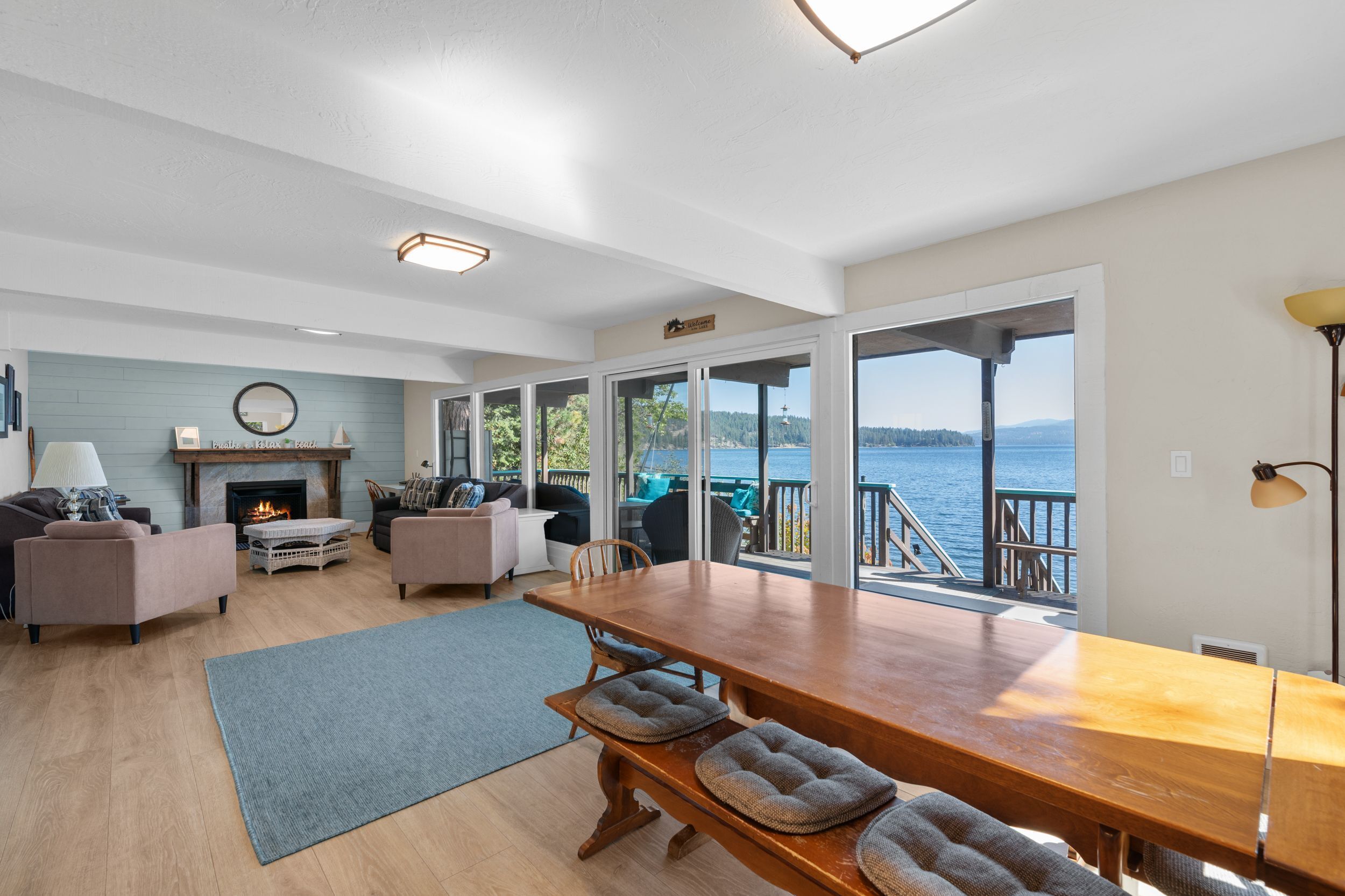 Télévision, cheminée, livres