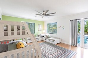 4 chambres, bureau, lit de bébé portatif, accès au Wi-Fi (inclus)