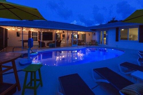 New! Private Saltwater Heated Pool, 15 min to Beaches, 10 min to IMG