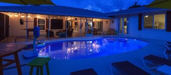New! Private Saltwater Heated Pool, 15 min to Beaches, 10 min to IMG