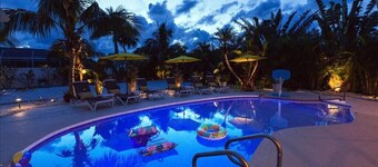 Amazing heated pool! 4BDR  + Yard Games + Outdoor Bar + More