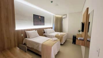 Family Room | Desk, laptop workspace, free WiFi
