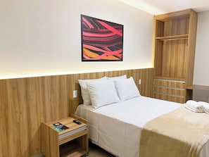 Classic-Zimmer, 1 Queen-Bett | Schreibtisch, laptopgeeigneter Arbeitsplatz, kostenloses WLAN