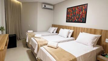 Camera, 3 letti singoli | Una scrivania, postazione laptop, Wi-Fi gratuito