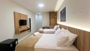 A hotel room with two beds, a TV mounted on a wooden panel, a desk, and a wardrobe. - Arrey Express Hotel - Picos (Picos)