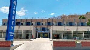 A modern hotel with a prominent 'Hotel Arrey Express' sign. - Arrey Express Hotel - Picos (Picos)