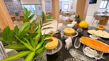 Café da manhã com buffet grátis todos os dias