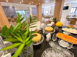 Un comedor con montaje tipo bufé, que incluye diversos alimentos y cristalería.