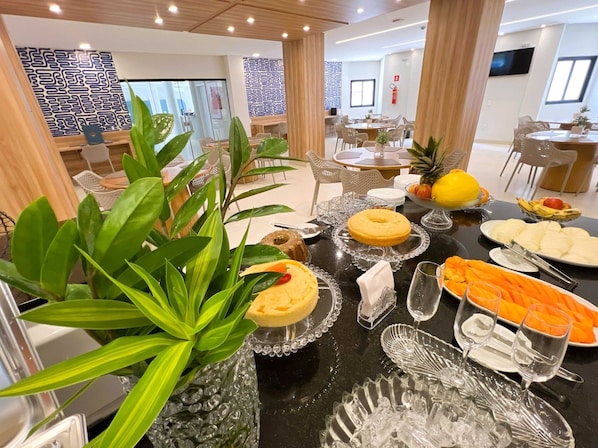 Café da manhã com buffet grátis todos os dias