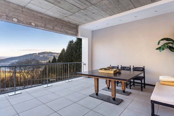 Outdoor dining - Apartment 'Suiten Im Alten Berghotel Antonia' with Mountain View, Shared Terrace and Wi-Fi (Eslohe)